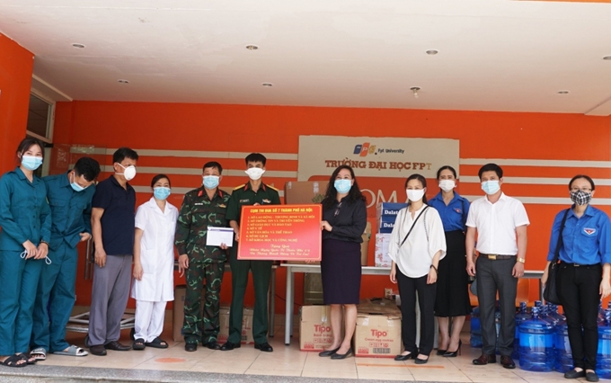 Hanoi Remise des cadeaux à des forces de travail anti-épidémique dans les zones confinées à cause du COVID-19